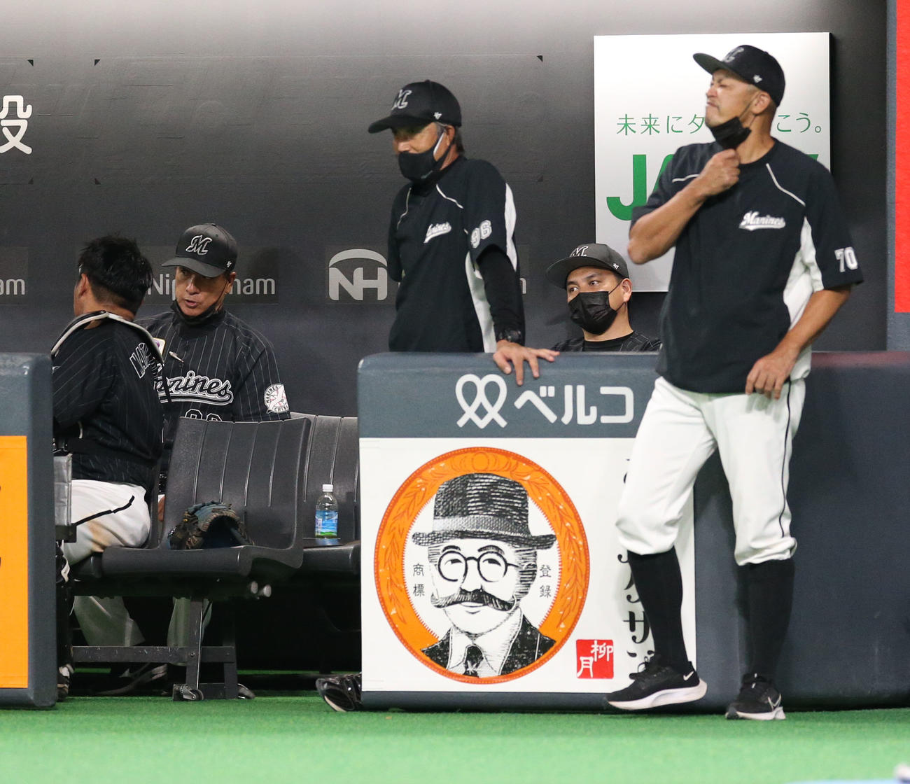 日本ハム対ロッテ　勝ち越しを許しベンチで険しい表情の井口監督（右後方）（撮影・佐藤翔太）