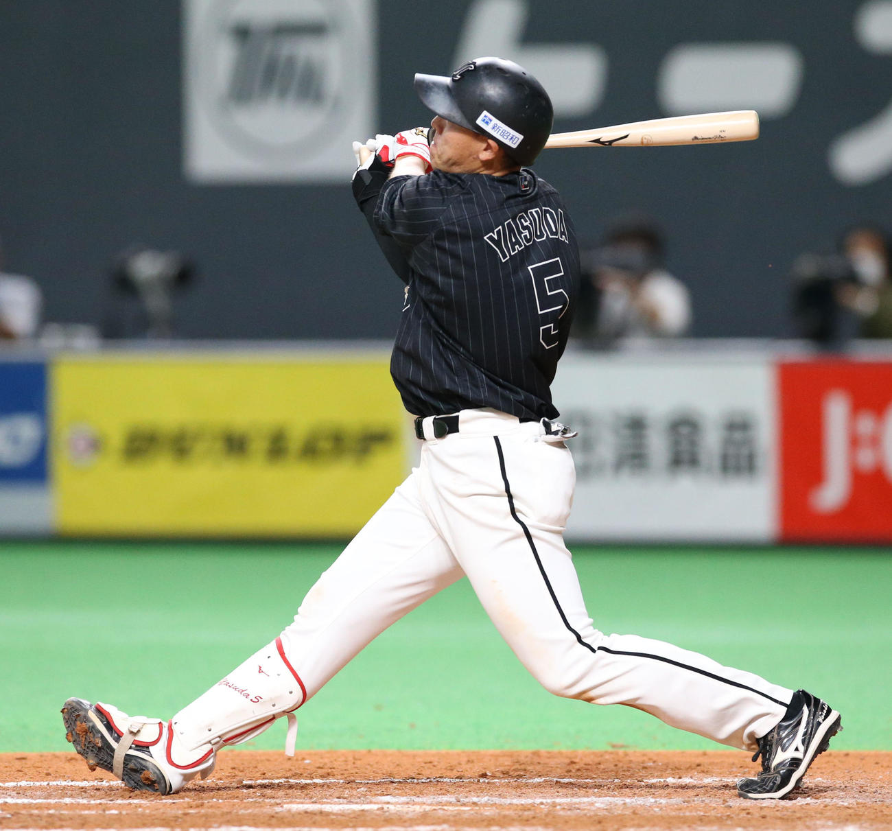 日本ハム対ロッテ　9回表ロッテ2死一、三塁、勝ち越しとなる右越え3点本塁打を放つ安田（撮影・佐藤翔太）