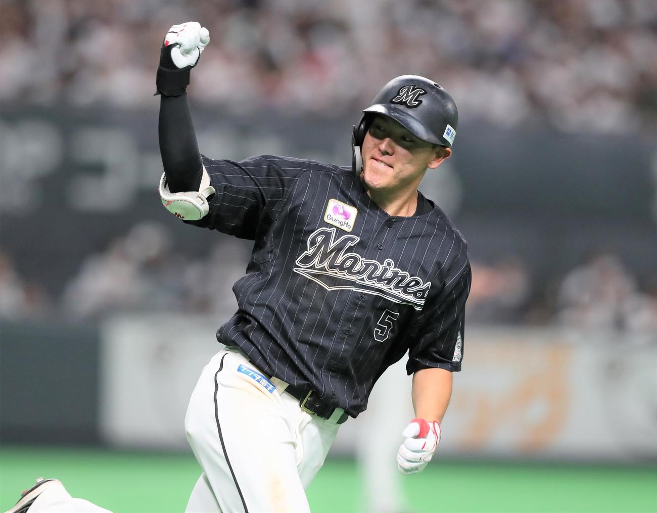 日本ハム対ロッテ　9回表ロッテ2死一、三塁、右越え3点本塁打を放ちガッツポーズの安田（撮影・黒川智章）