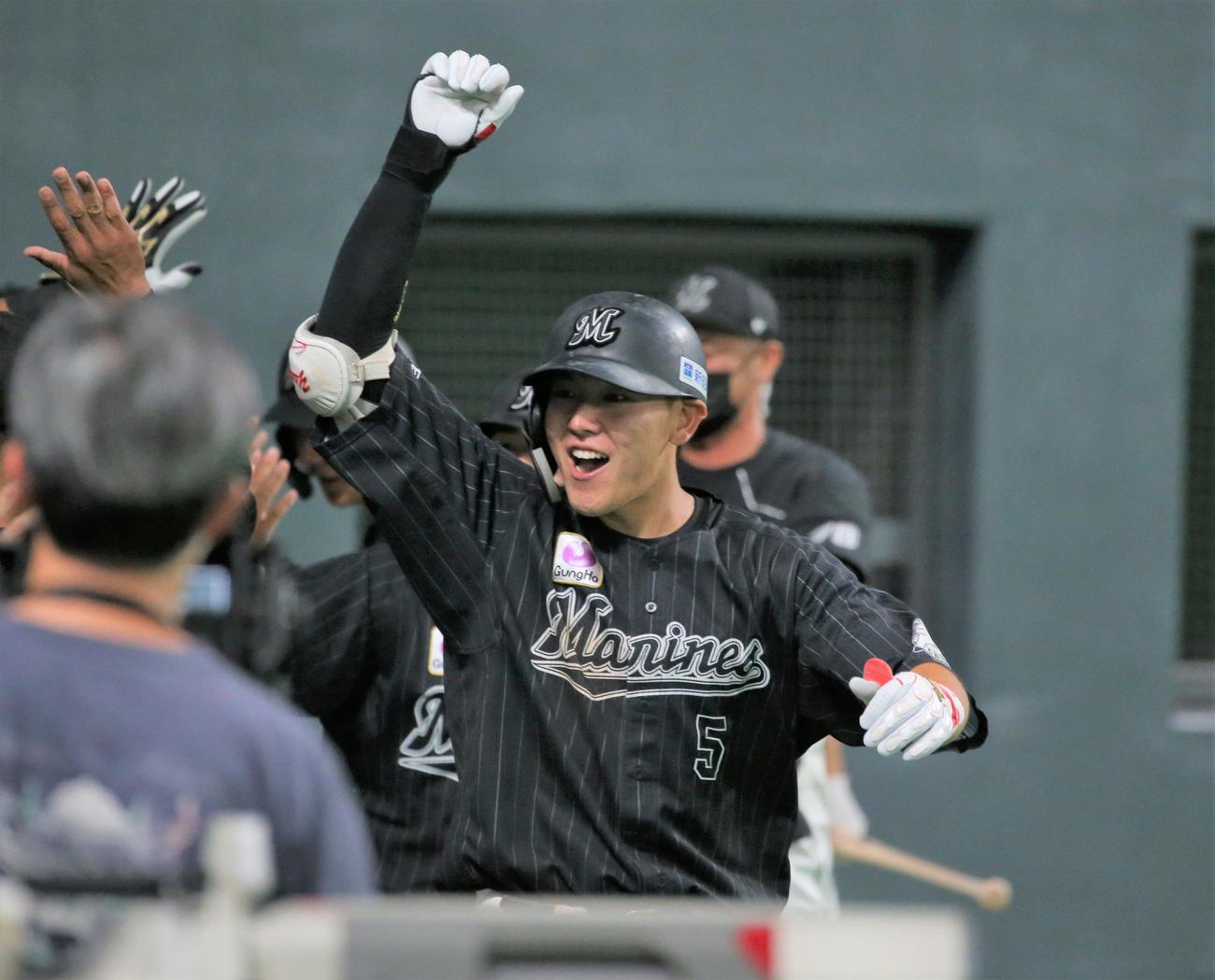 日本ハム対ロッテ　9回表、3点本塁打を放ちナインに出迎えられる安田（撮影・黒川智章）