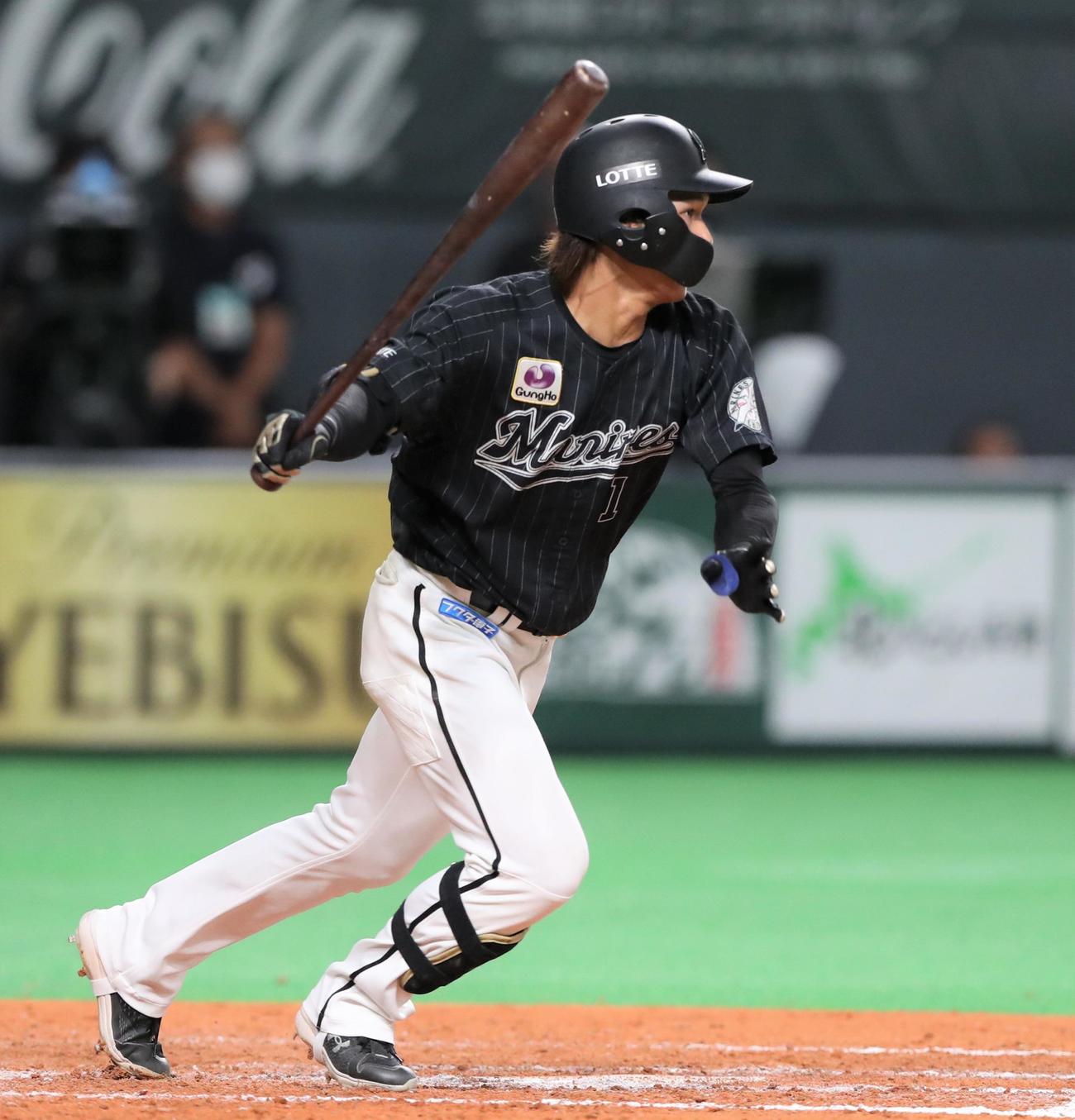 日本ハム対ロッテ　9回表ロッテ1死三塁、中前適時打を放つ藤原（撮影・黒川智章）