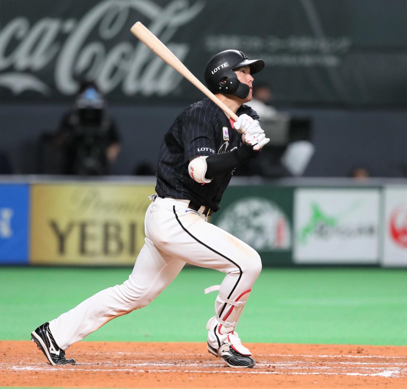 9回表ロッテ2死二、三塁、右越え3点本塁打を放つ安田（撮影・黒川智章）
