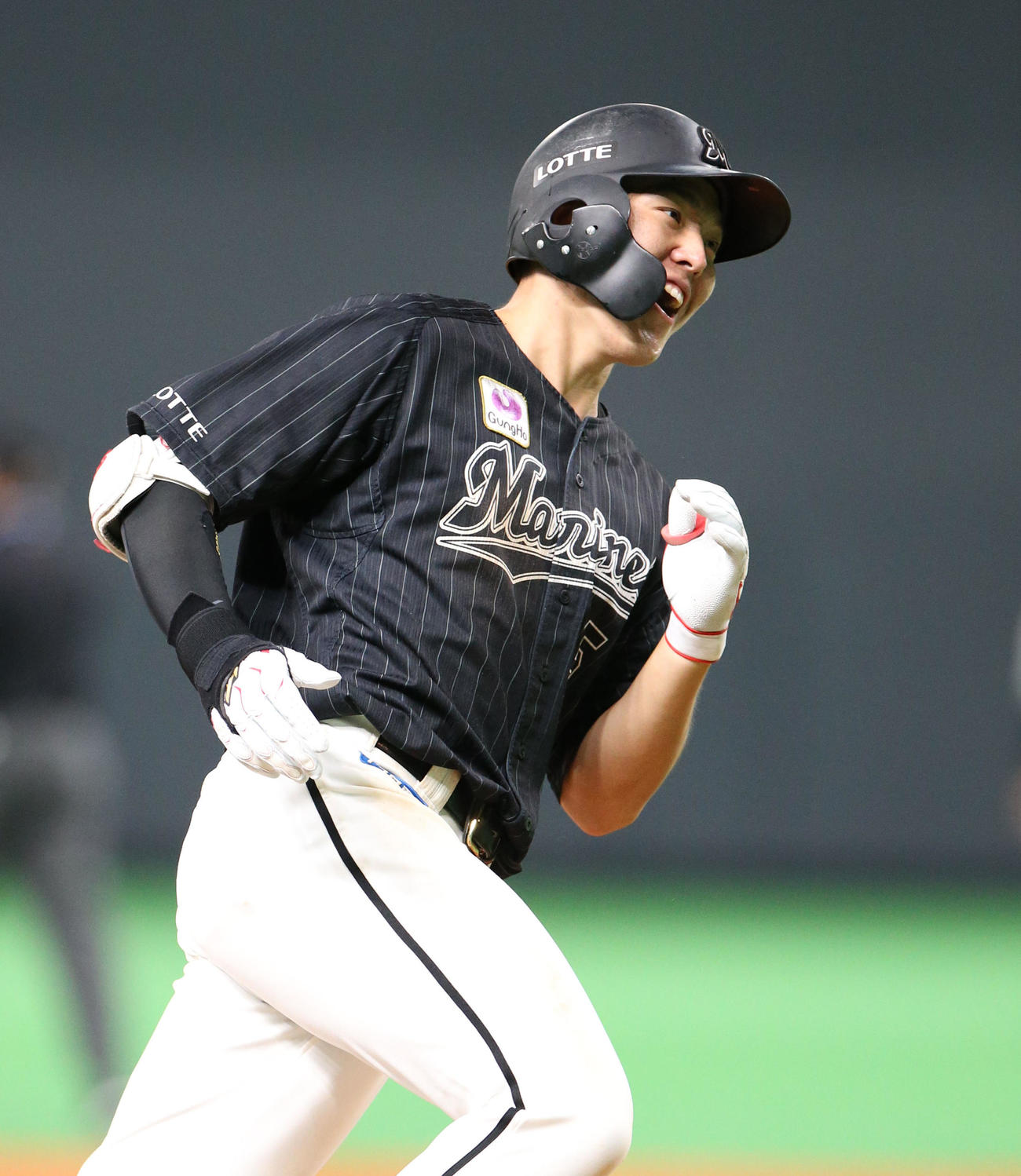 日本ハム対ロッテ　9回表ロッテ2死一、三塁、勝ち越しとなる右越え3点本塁打を放ち笑顔で三塁を回る安田（撮影・佐藤翔太）