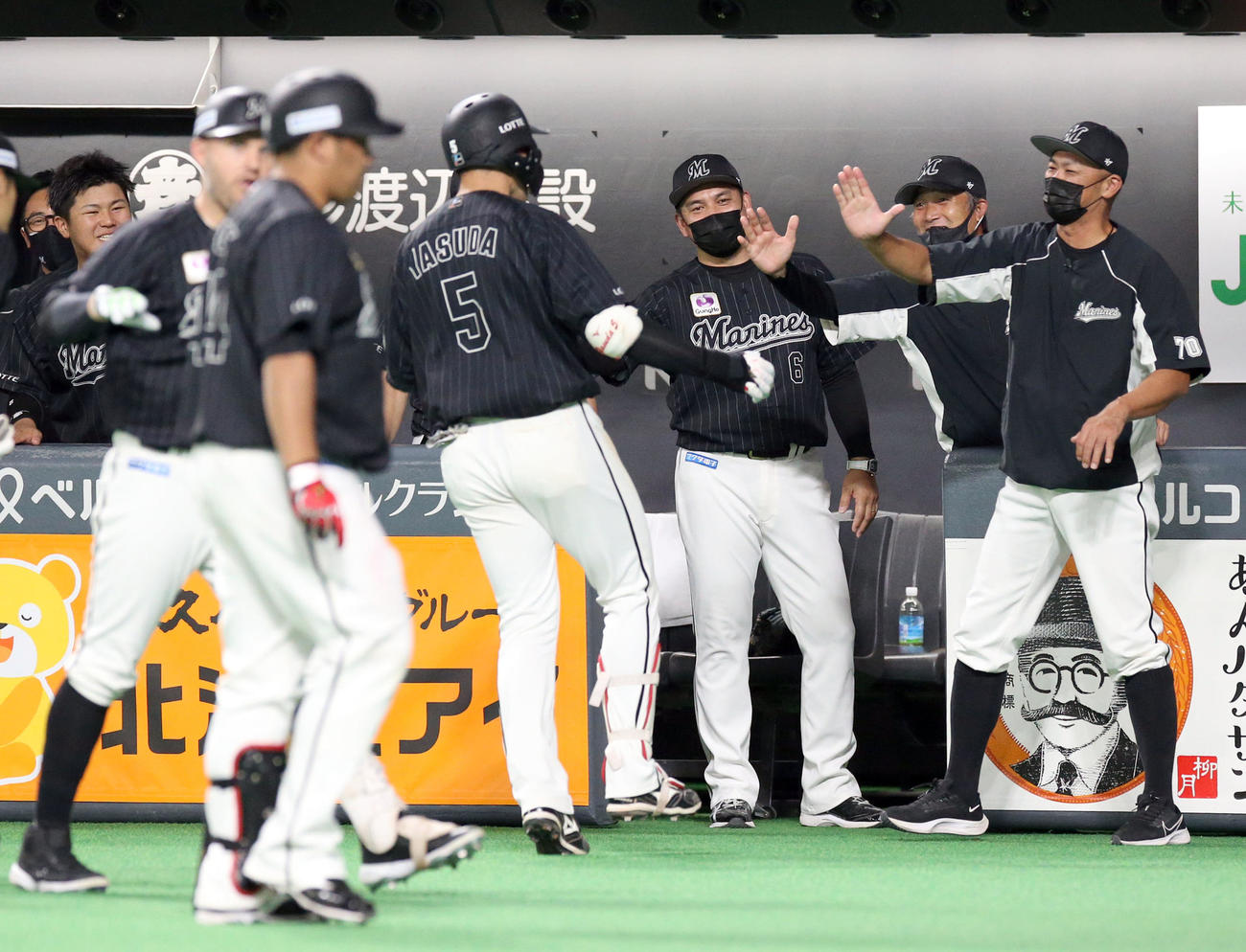 9回表ロッテ2死二、三塁、勝ち越しとなる右越え3点本塁打を放った安田を出迎える井口監督（右から3人目）（撮影・佐藤翔太）