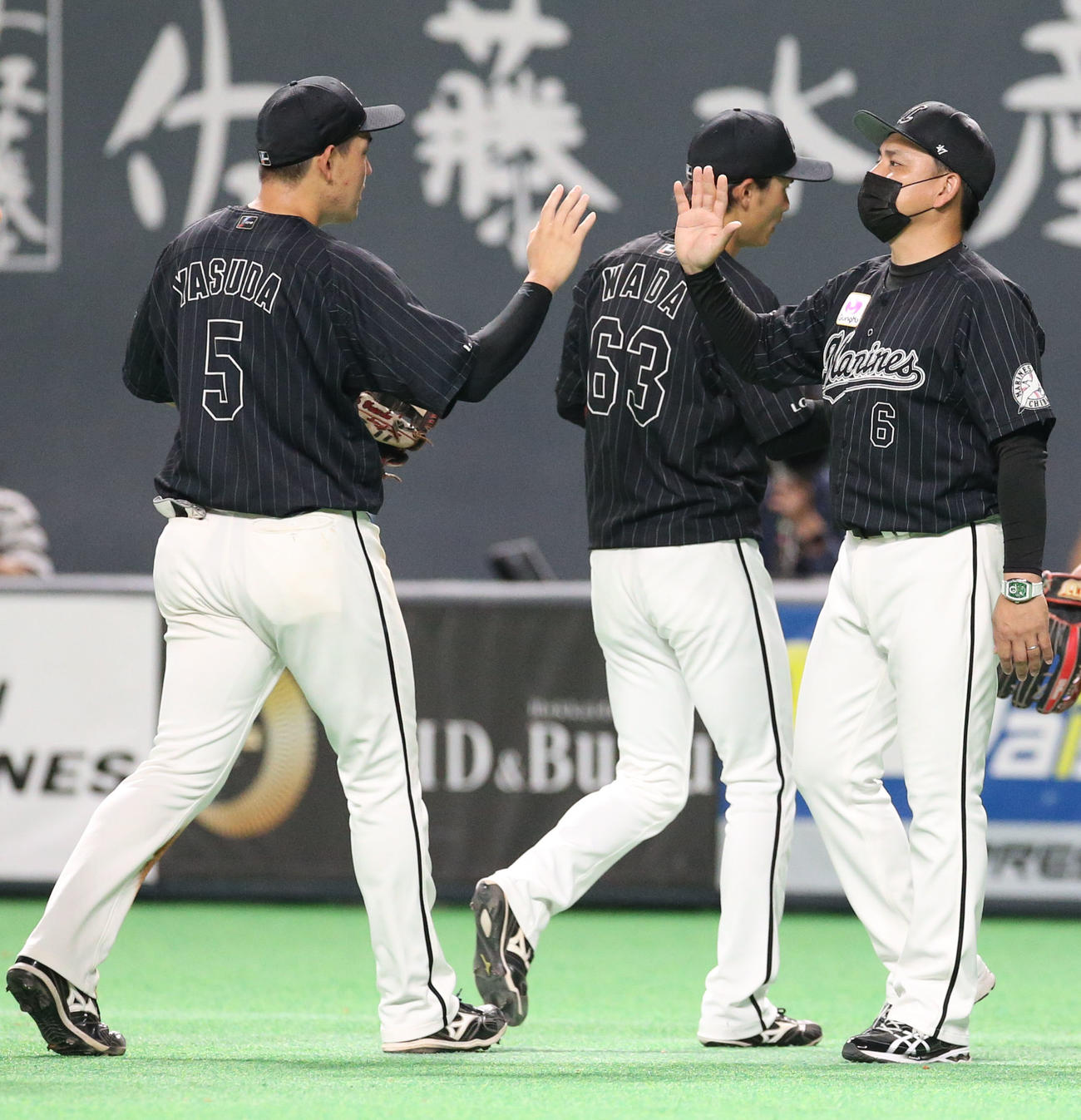 日本ハムに勝利し、安田（左）を出迎える井口監督（撮影・佐藤翔太）