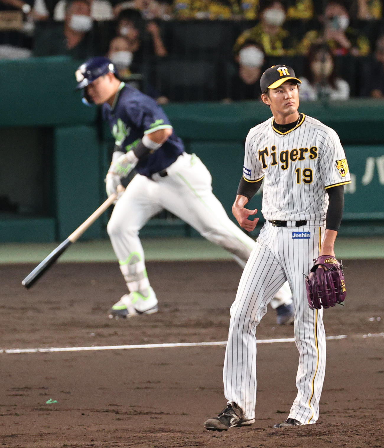 阪神対ヤクルト　4回表ヤクルト1死、藤浪（手前）は村上を左飛に仕留める（撮影・上山淳一）