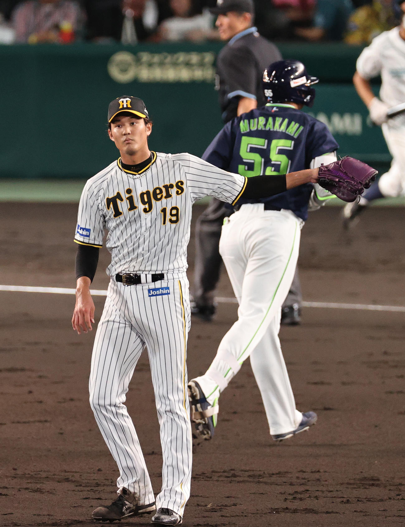 阪神対ヤクルト　4回表ヤクルト1死、藤浪（手前）は村上を左飛に仕留める（撮影・上山淳一）
