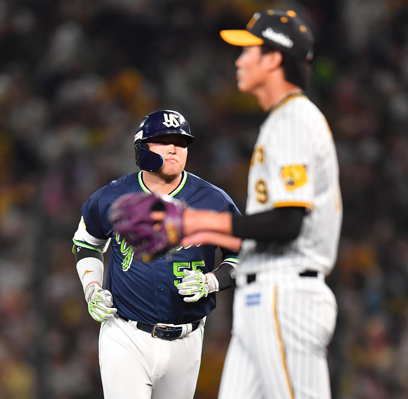 阪神対ヤクルト　4回表ヤクルト1死、打ち上げ左飛に倒れる村上。手前は阪神藤浪（撮影・清水貴仁）