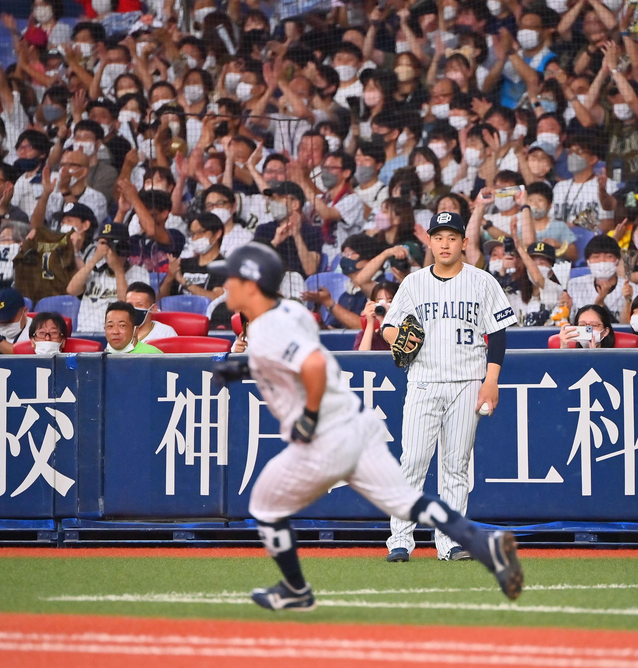 オリックス対ソフトバンク　3回裏オリックス2死三塁、先制の中前適時打を放った福田を見つめる宮城（撮影・和賀正仁）