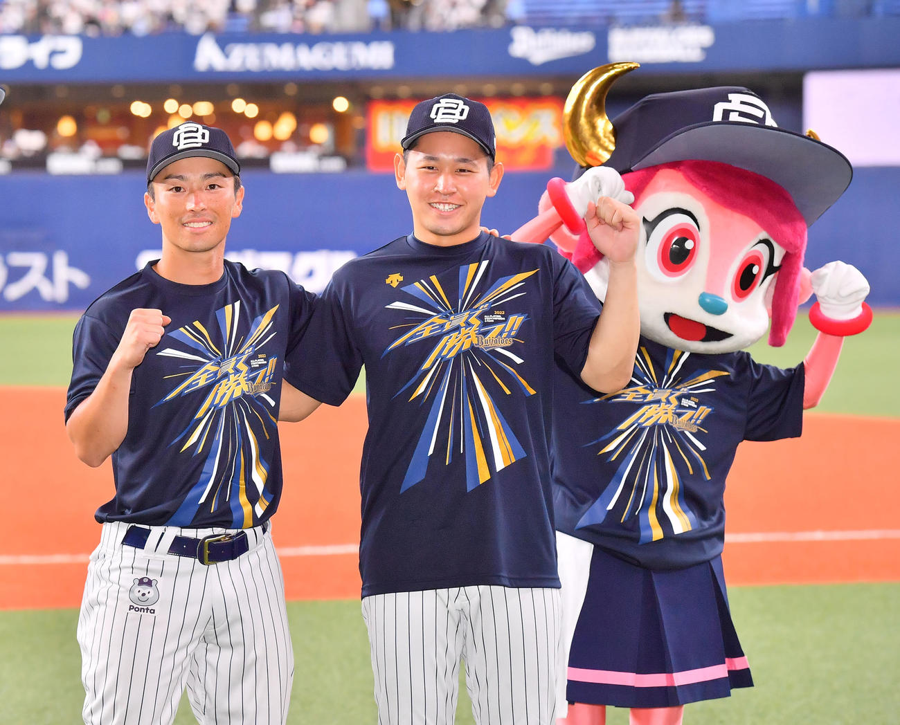 オリックス対ソフトバンク　勝利投手となったオリックス宮城（右）と福田はガッツポーズ（撮影・和賀正仁）