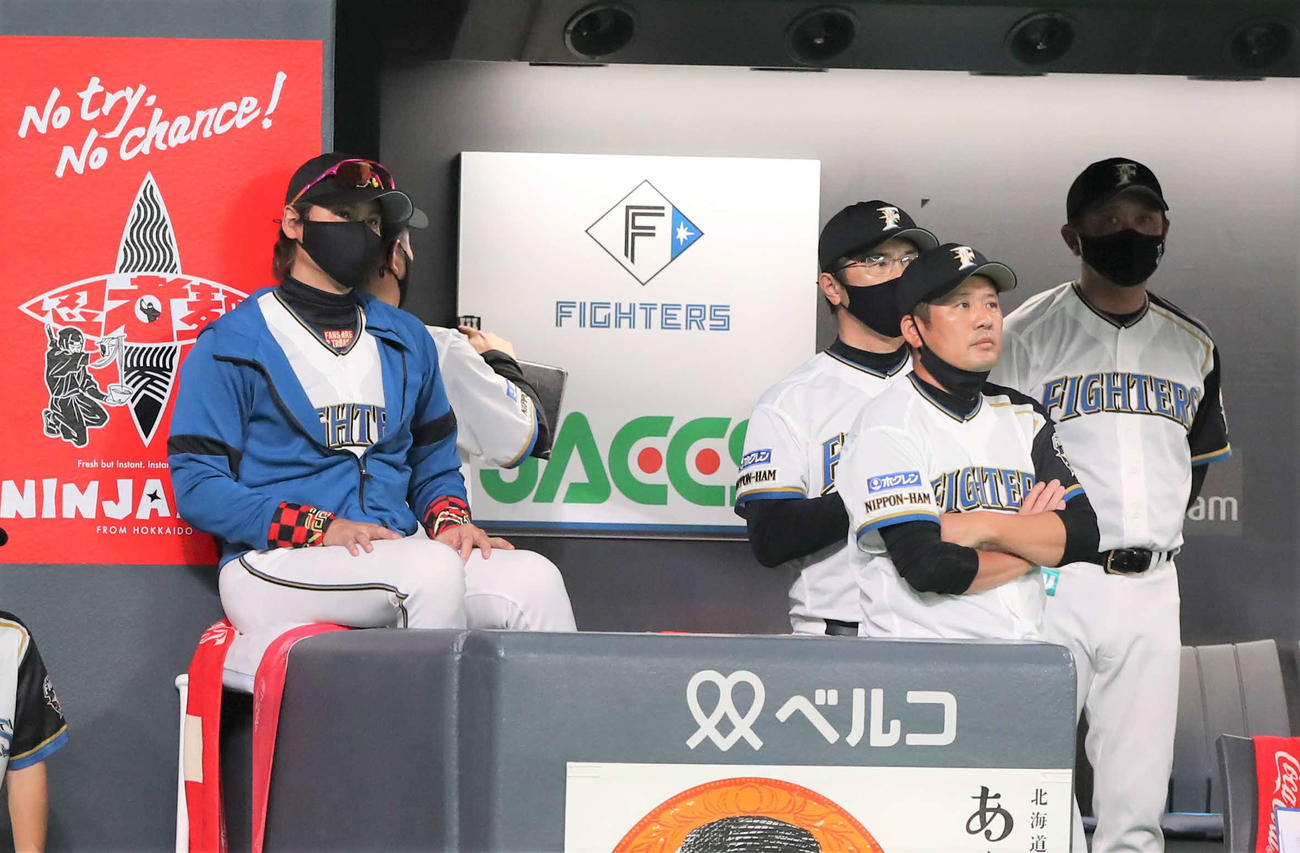 日本ハム対ロッテ　9回表、逆転され渋い表情の新庄監督（左）（撮影・黒川智章）
