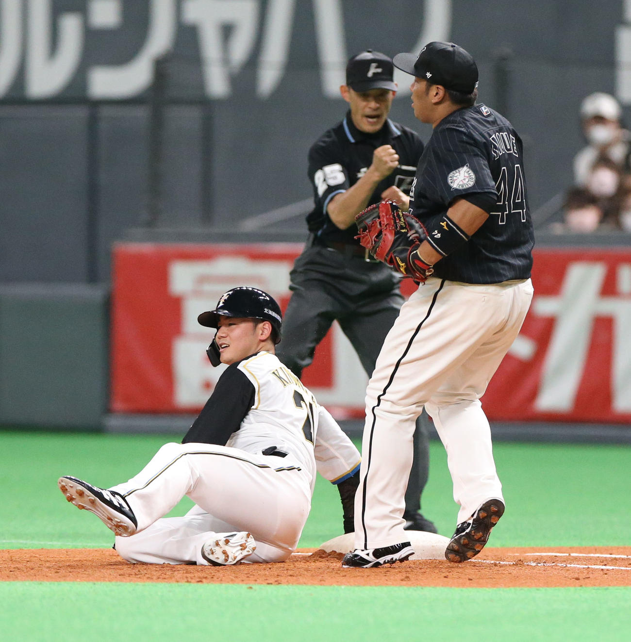 日本ハム対ロッテ　1回裏日本ハム2死一、三塁、小島のけん制によりタッチアウトになる一走清宮（撮影・佐藤翔太）