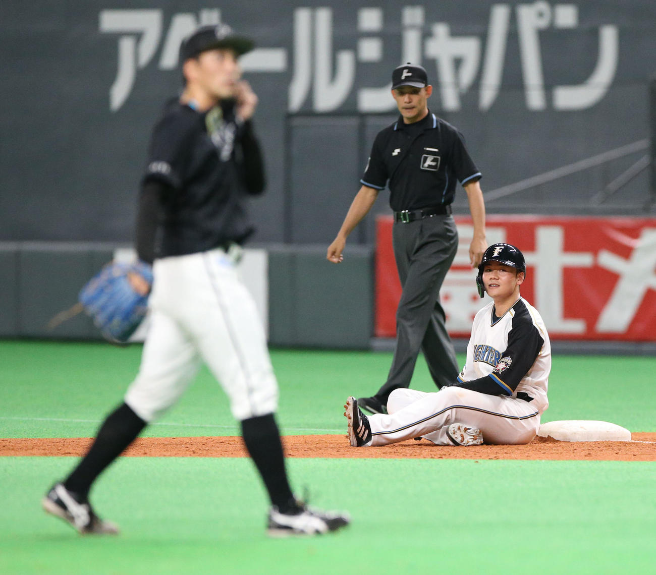 日本ハム対ロッテ　1回裏日本ハム2死一、三塁、小島（左手前）のけん制によりタッチアウトになる一走清宮（撮影・佐藤翔太）