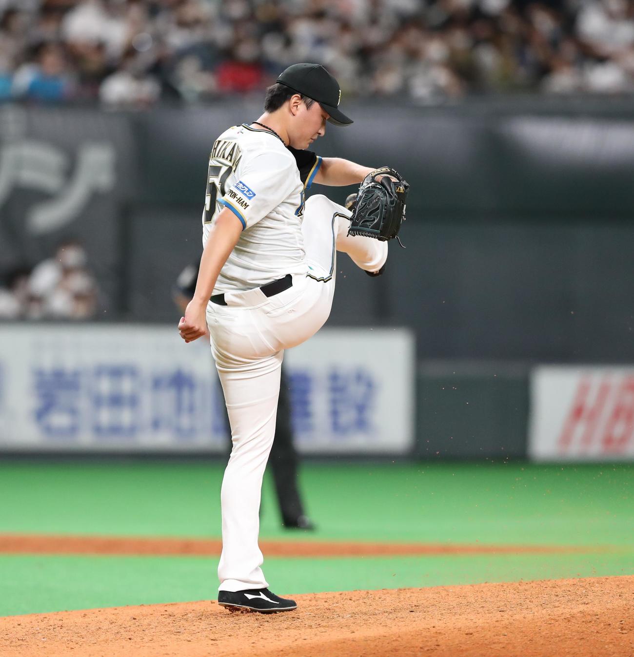 日本ハム対ロッテ　9回表ロッテ2死一、三塁、安田に右越え3点本塁打を浴び土を蹴り上げる石川直（撮影・黒川智章）