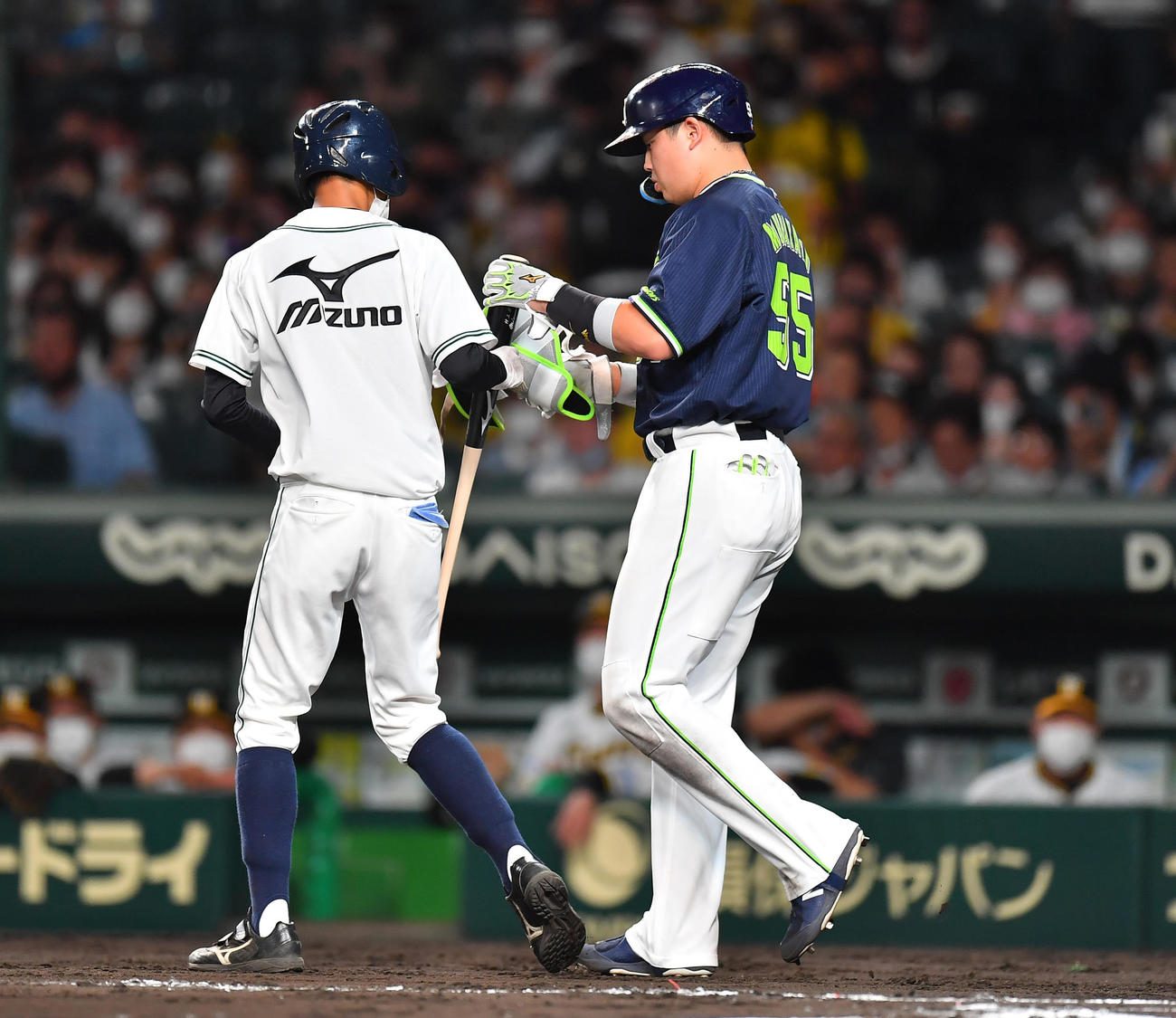 阪神対ヤクルト　6回表ヤクルト1死二塁、申告敬遠で歩かされる村上（撮影・清水貴仁）