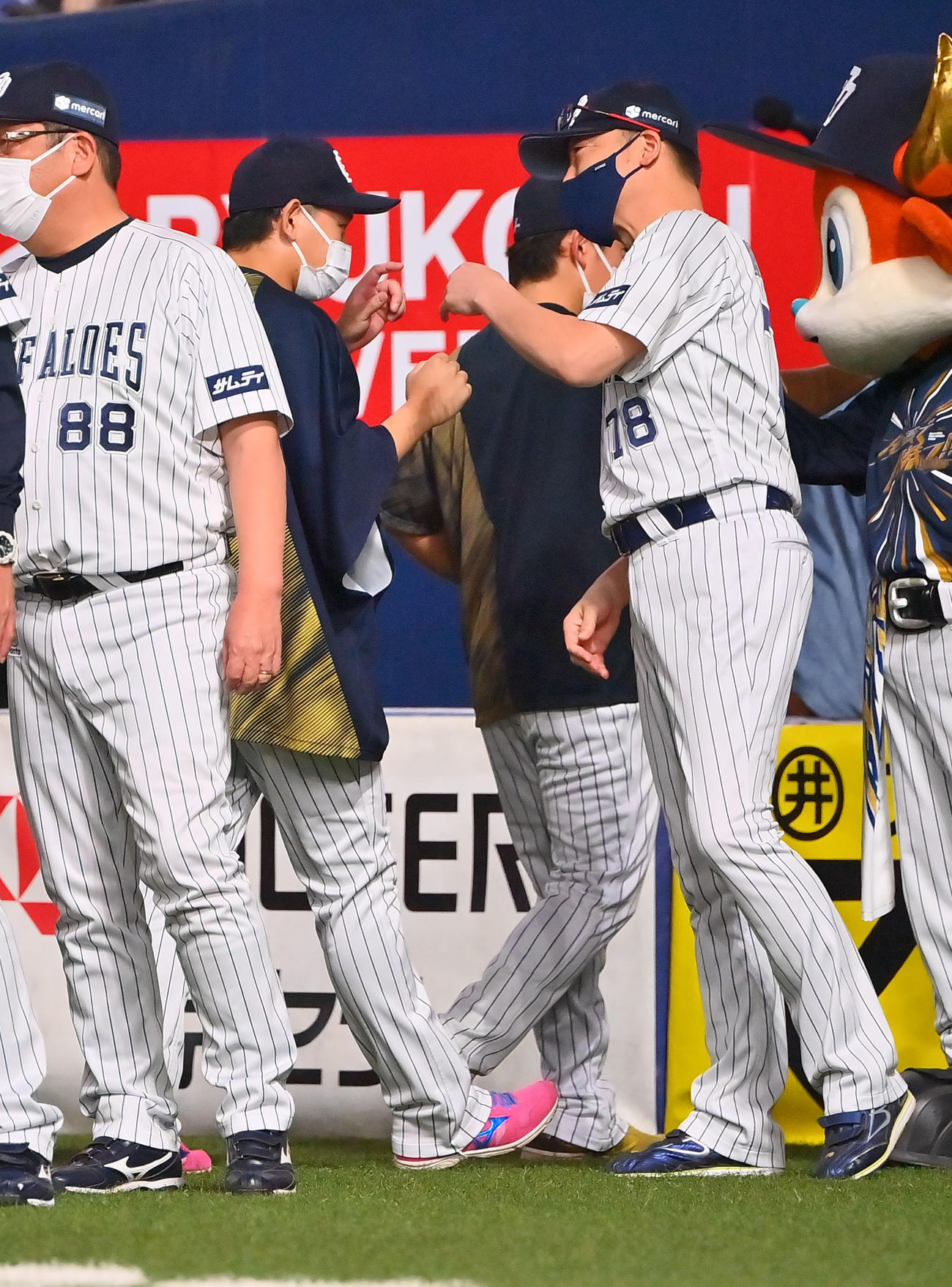 オリックス対ソフトバンク　勝利投手となったオリックス宮城（中央）とタッチを交わす中嶋監督（撮影・和賀正仁）