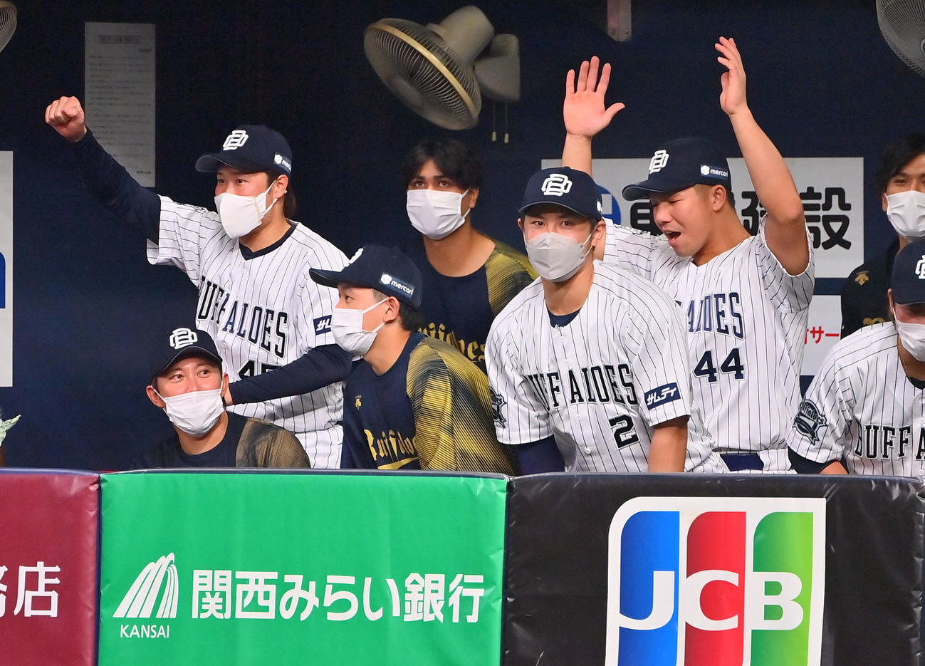 オリックス対ソフトバンク　9回表ソフトバンク2死、デスパイネは空振り三振し試合終了、喜ぶ宮城（前列左から2人目）らオリックスナイン（撮影・和賀正仁）