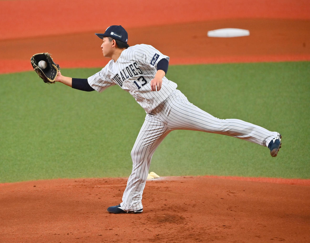 オリックス対ソフトバンク　1回表ソフトバンク1死、三森の打球を好捕するオリックス宮城（撮影・和賀正仁）
