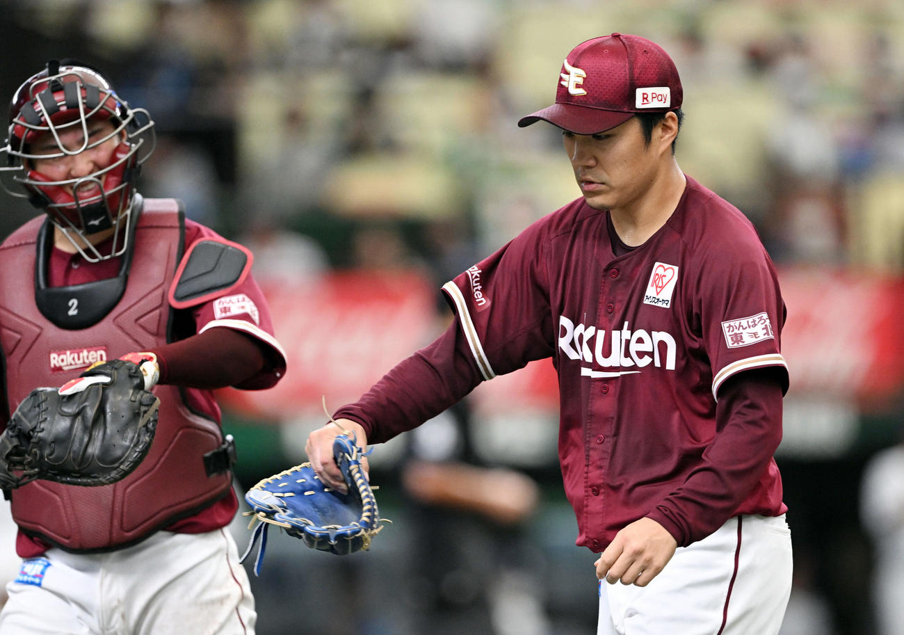 西武対楽天　3回裏西武2死満塁、外崎を遊ゴロに仕留めた則本（右）は気合の入った表情で捕手太田とタッチを交わす（撮影・滝沢徹郎）