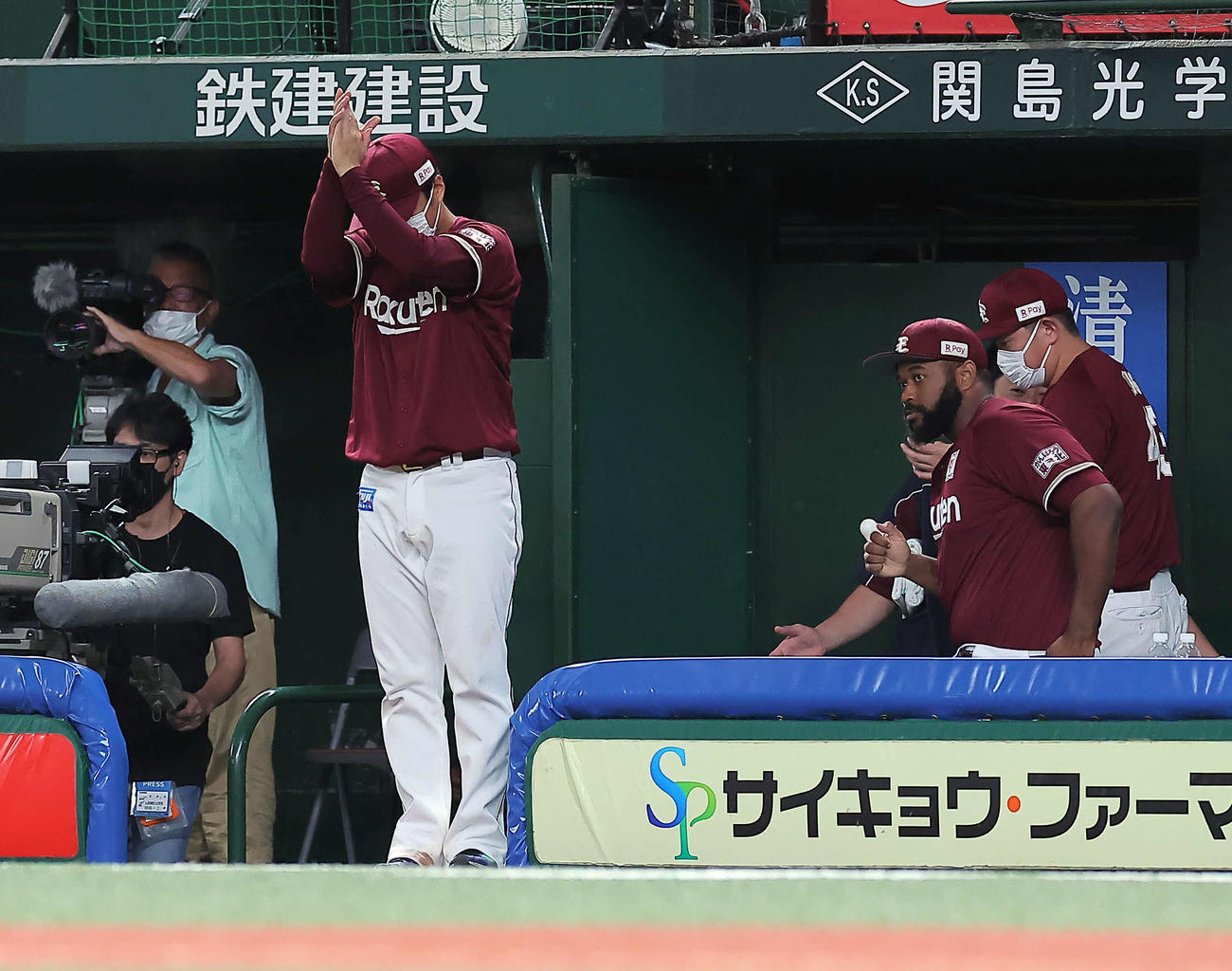 西武対楽天　9回裏西武2死一塁、森が二塁ゴロに倒れ、勝利を決めた楽天則本（左）は拝むように拍手する（撮影・浅見桂子）