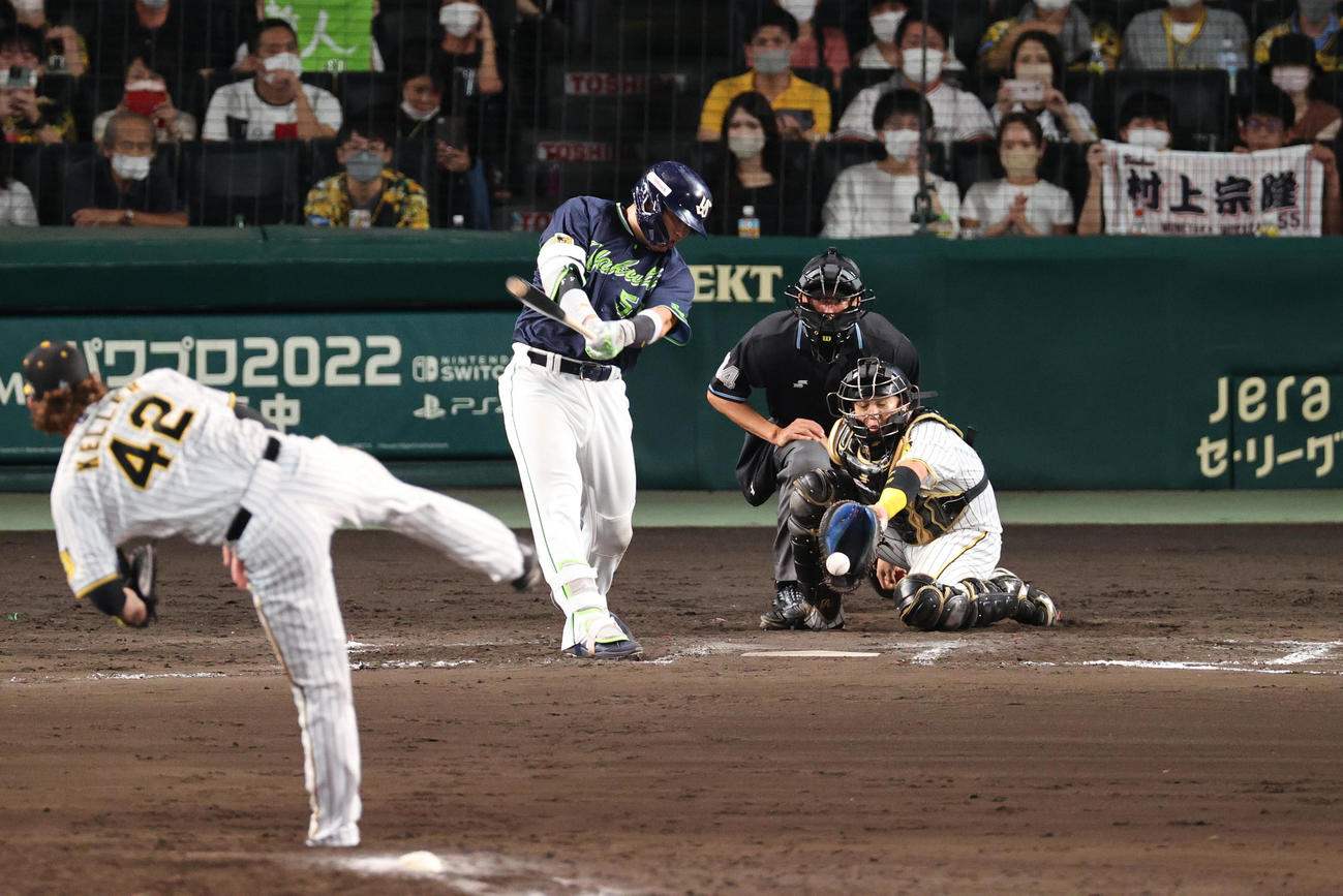阪神対ヤクルト　8回表ヤクルト1死、村上は空振り三振に終わる。投手ケラー（撮影・上山淳一）