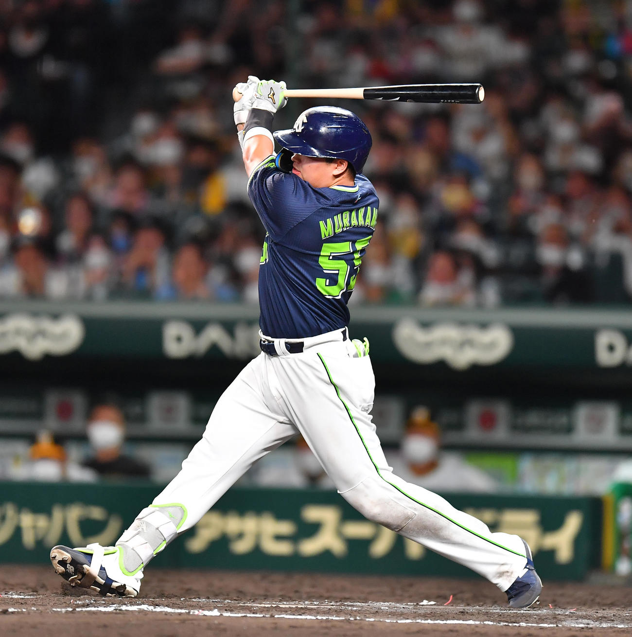 阪神対ヤクルト　8回表ヤクルト1死、空振り三振に倒れる村上（撮影・清水貴仁）