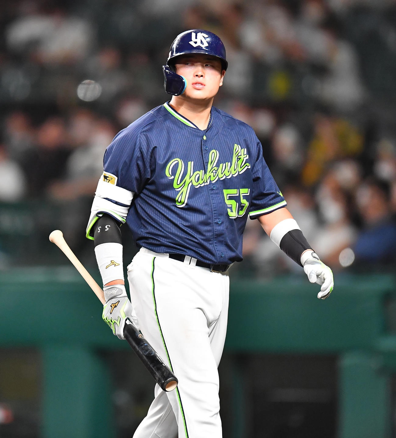 阪神対ヤクルト　8回表ヤクルト1死、空振り三振に倒れる村上（撮影・清水貴仁）
