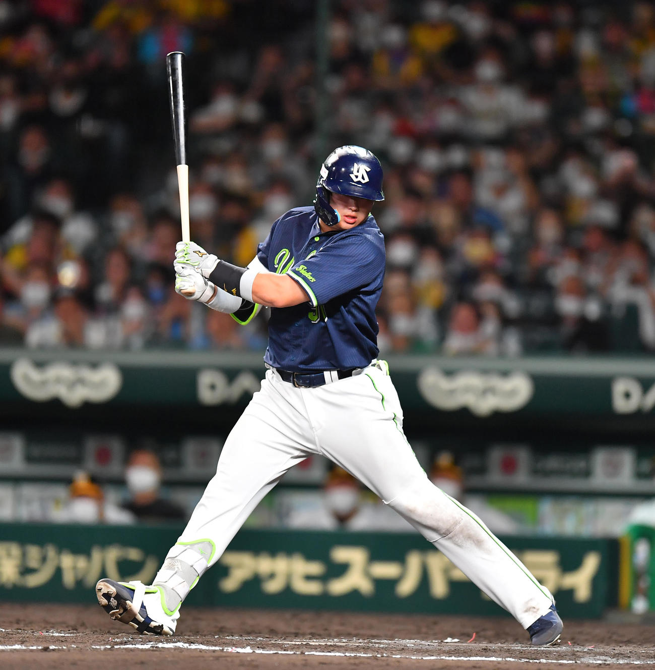 阪神対ヤクルト　8回表ヤクルト1死、空振り三振に倒れる村上（撮影・清水貴仁）