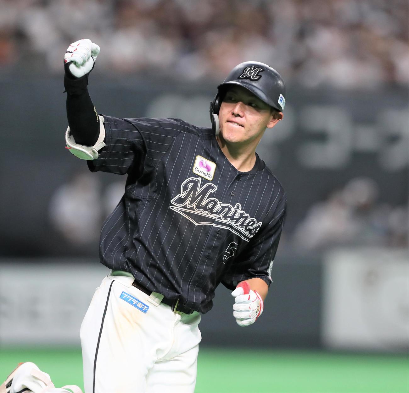 9回表ロッテ2死二、三塁、右越え3点本塁打を放ちガッツポーズの安田（撮影・黒川智章）