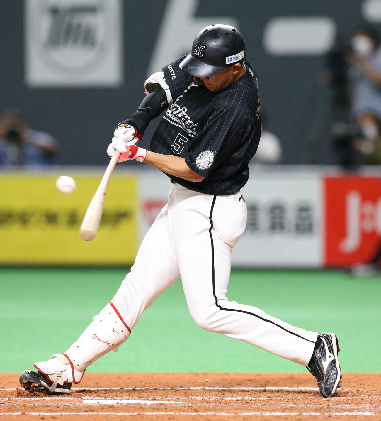 3回表ロッテ1死二塁、中前適時打を放つ安田（撮影・佐藤翔太）
