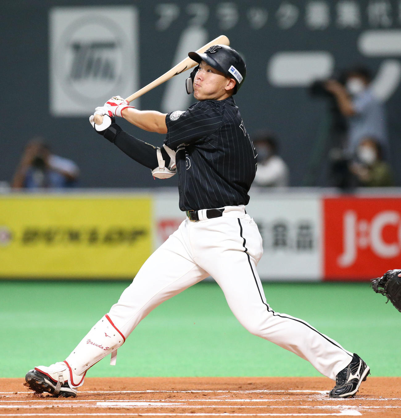 1回表ロッテ1死一、三塁、先制となる左犠飛を放つ安田（撮影・佐藤翔太）