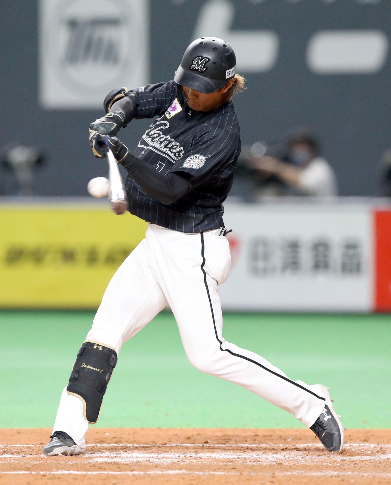 日本ハム対ロッテ　9回表ロッテ1死二塁、同点となる中前適時打を放つ藤原（撮影・佐藤翔太）