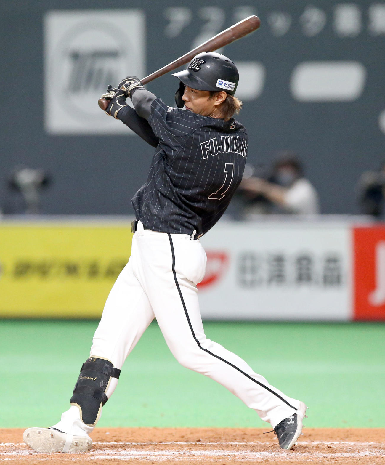 日本ハム対ロッテ　9回表ロッテ1死二塁、同点となる中前適時打を放つ藤原（撮影・佐藤翔太）