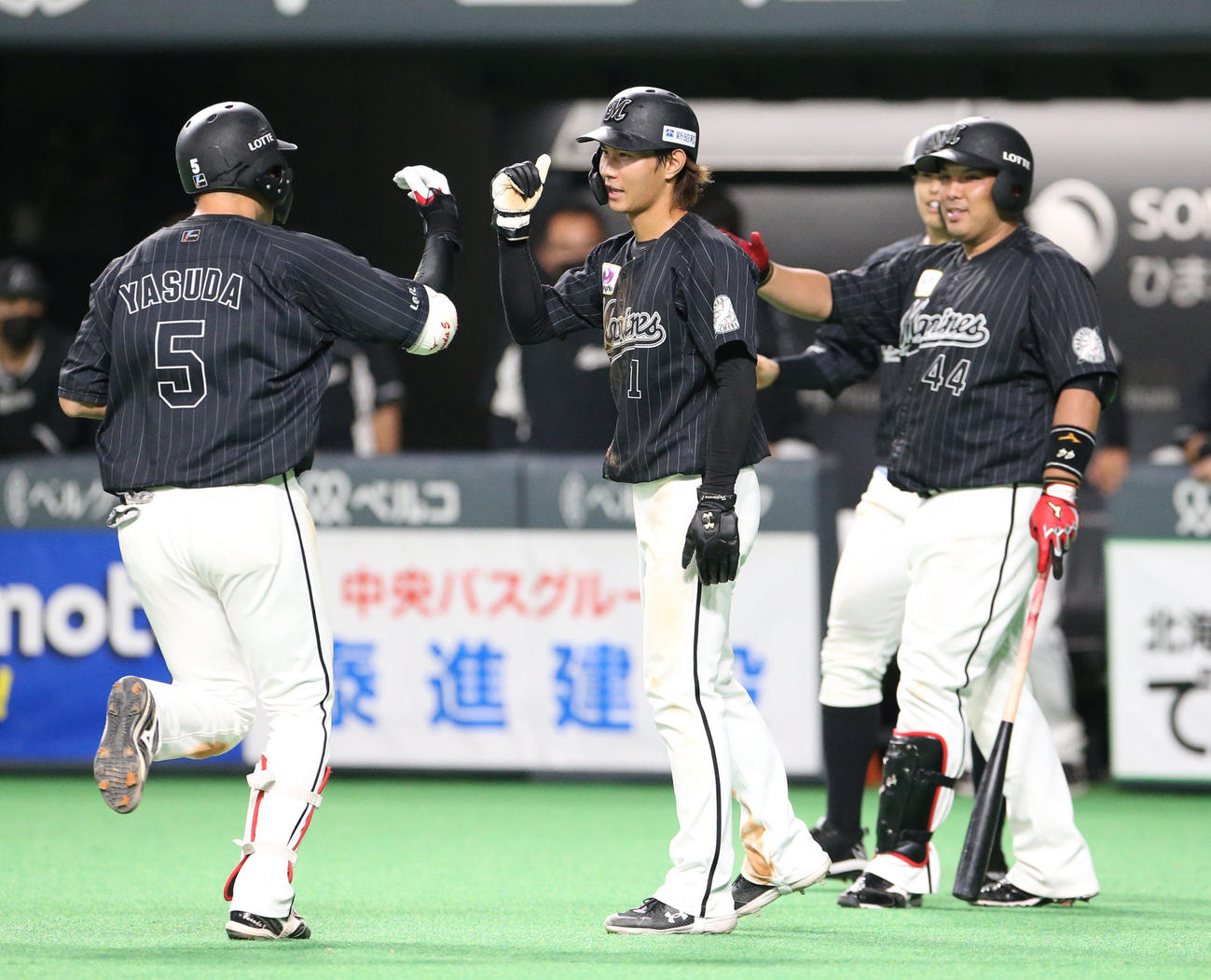 9回表ロッテ2死二、三塁、勝ち越しとなる右越え3点本塁打を放った安田（左）を出迎える藤原（撮影・佐藤翔太）