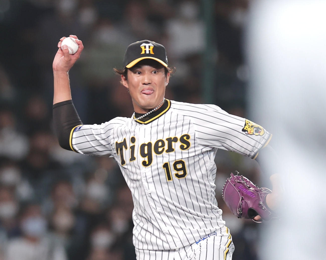 6回表ヤクルト無死二塁、藤浪は山崎のバントで三塁に投げかけ、一塁へ悪送球する（撮影・前田充）