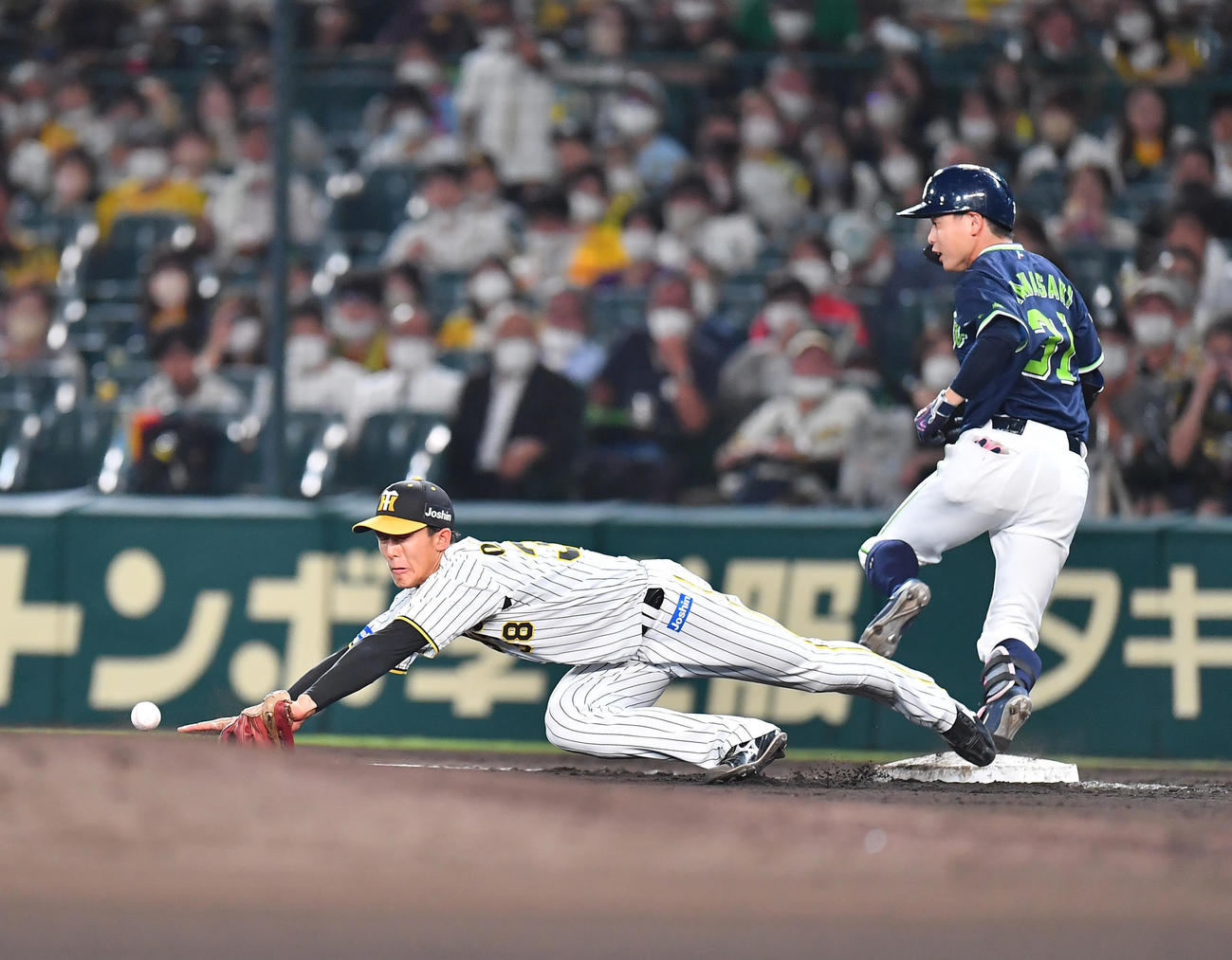 6回表ヤクルト無死二塁、藤浪の一塁悪送球に懸命に手を伸ばすベースカバーの小幡竜平（撮影・清水貴仁）