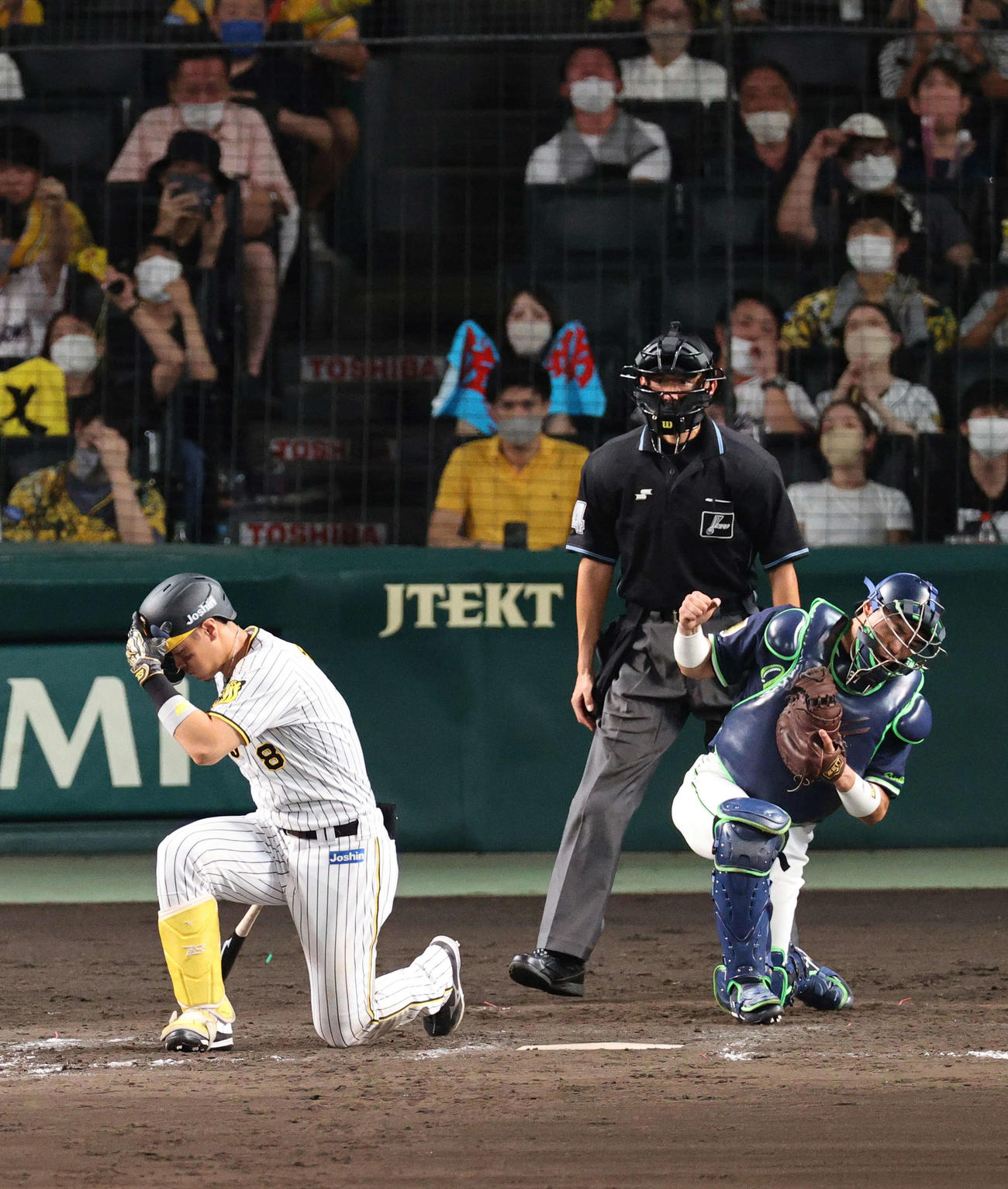 9回裏阪神2死二、三塁、佐藤輝明は空振り三振に倒れてゲームセット（撮影・上山淳一）
