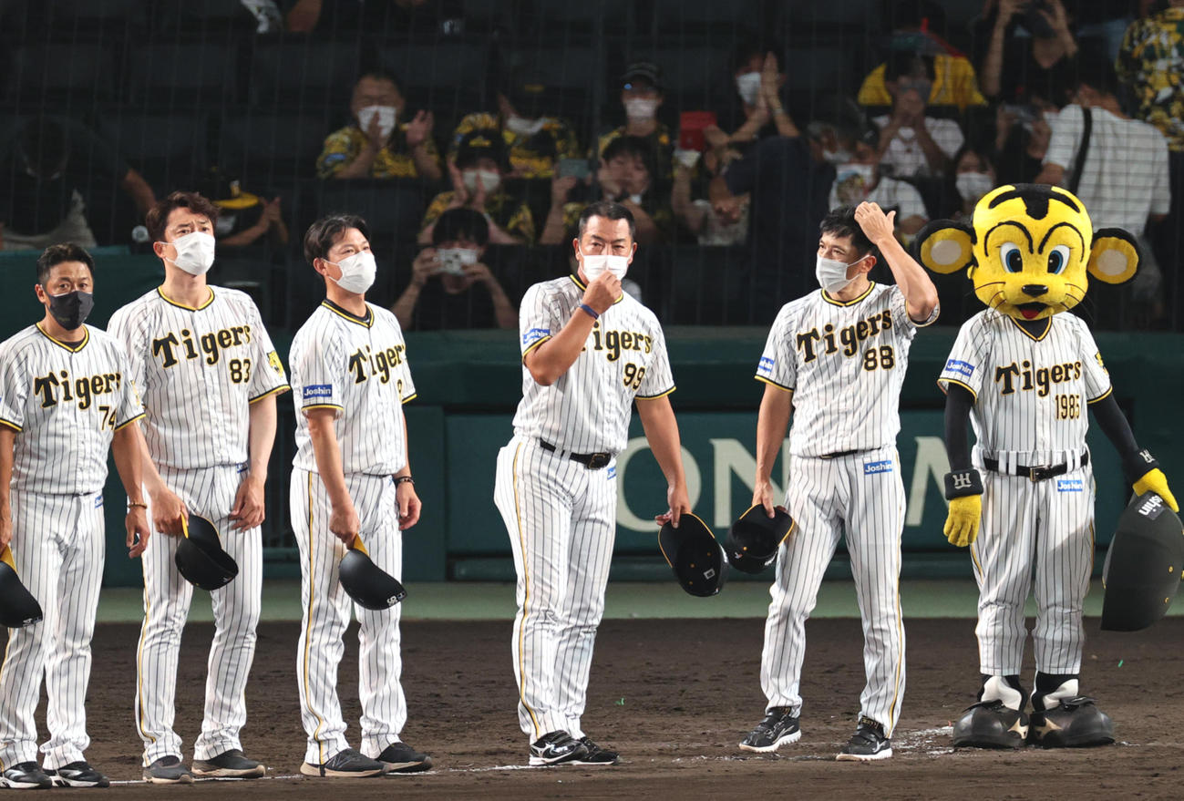 ヤクルトに敗れ、グラウンドに整列しファンにあいさつする阪神矢野監督（右）ら（撮影・上山淳一）