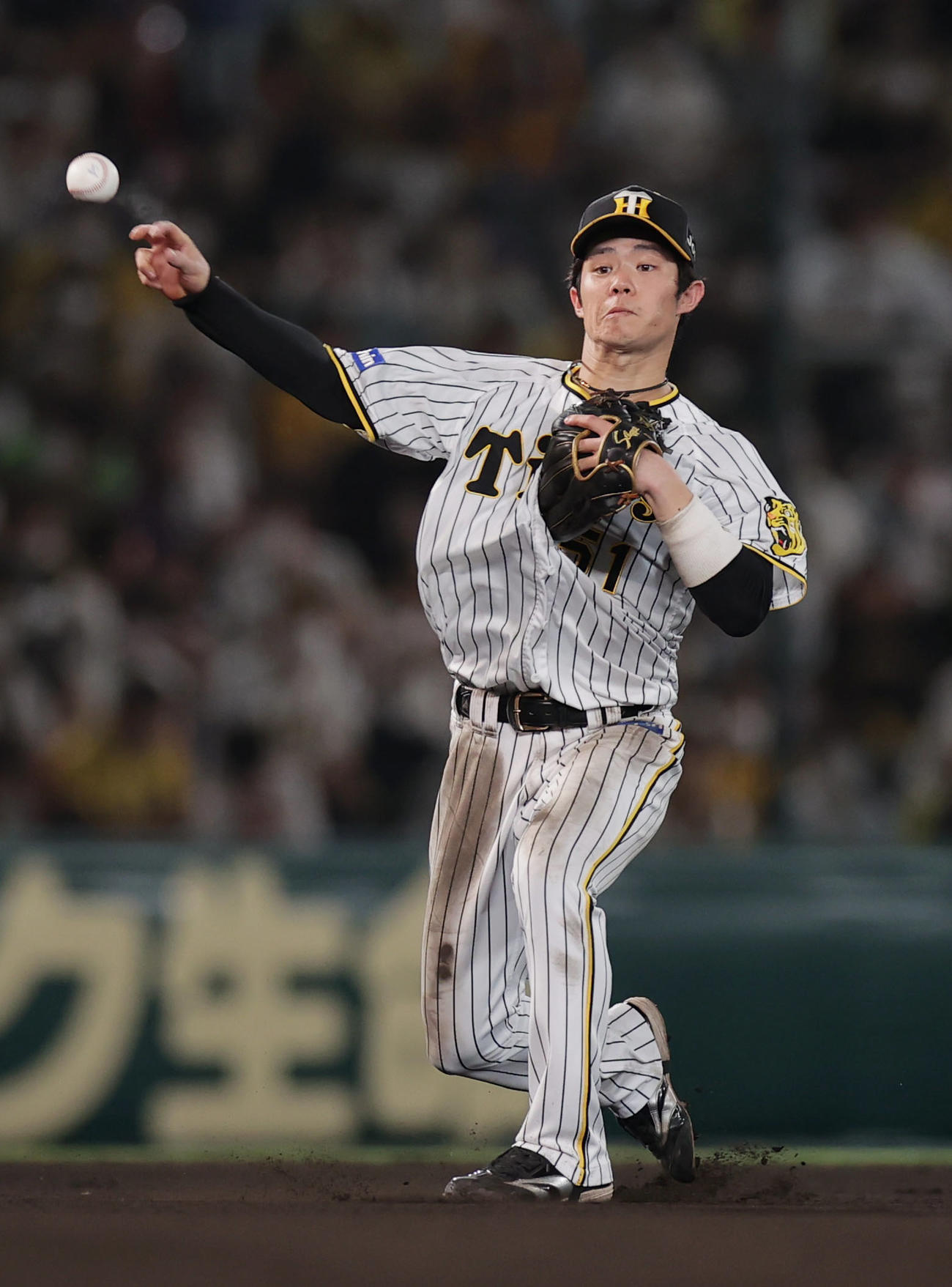 阪神対ヤクルト　6回表ヤクルト無死、塩見の打球を一塁へ悪送球する中野（撮影・前田充）
