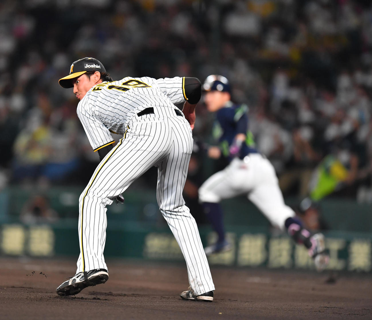 阪神対ヤクルト　6回表ヤクルト無死二塁、藤浪は山崎のバントで三塁を意識し、一塁に悪送球する（撮影・清水貴仁）