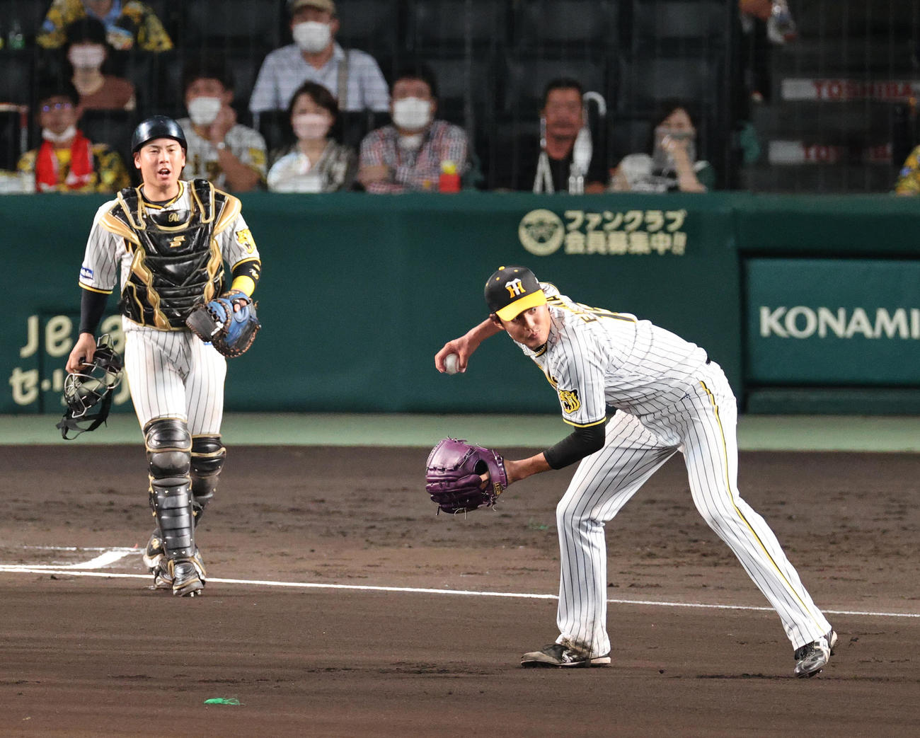 6回表ヤクルト無死二塁、藤浪（右）は山崎のセーフティーバントを捕球し三塁を意識し、一塁悪送球をしてしまう（撮影・上山淳一）