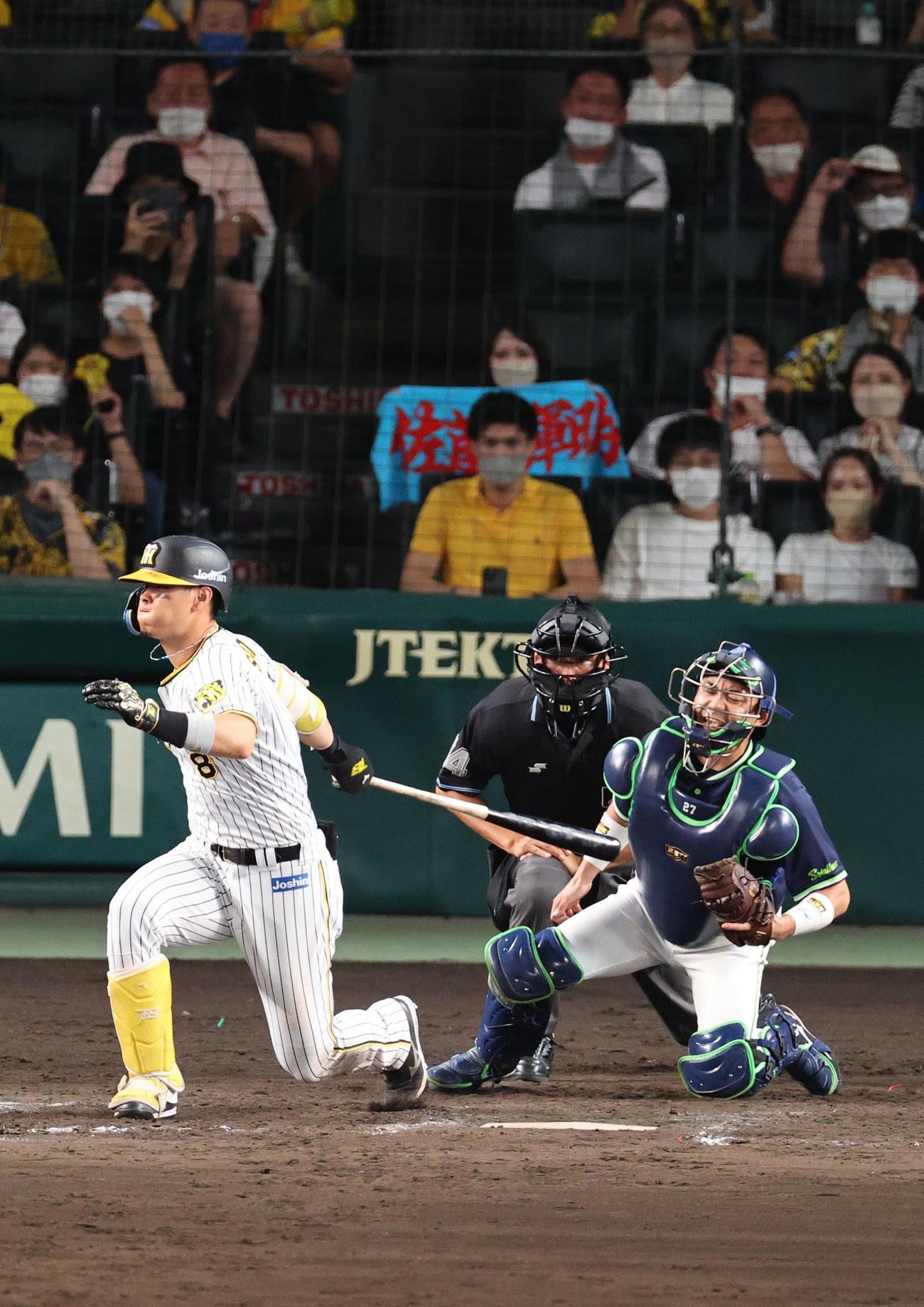阪神対ヤクルト　9回裏阪神2死二、三塁、佐藤輝は空振り三振に終わりゲームセット（撮影・上山淳一）