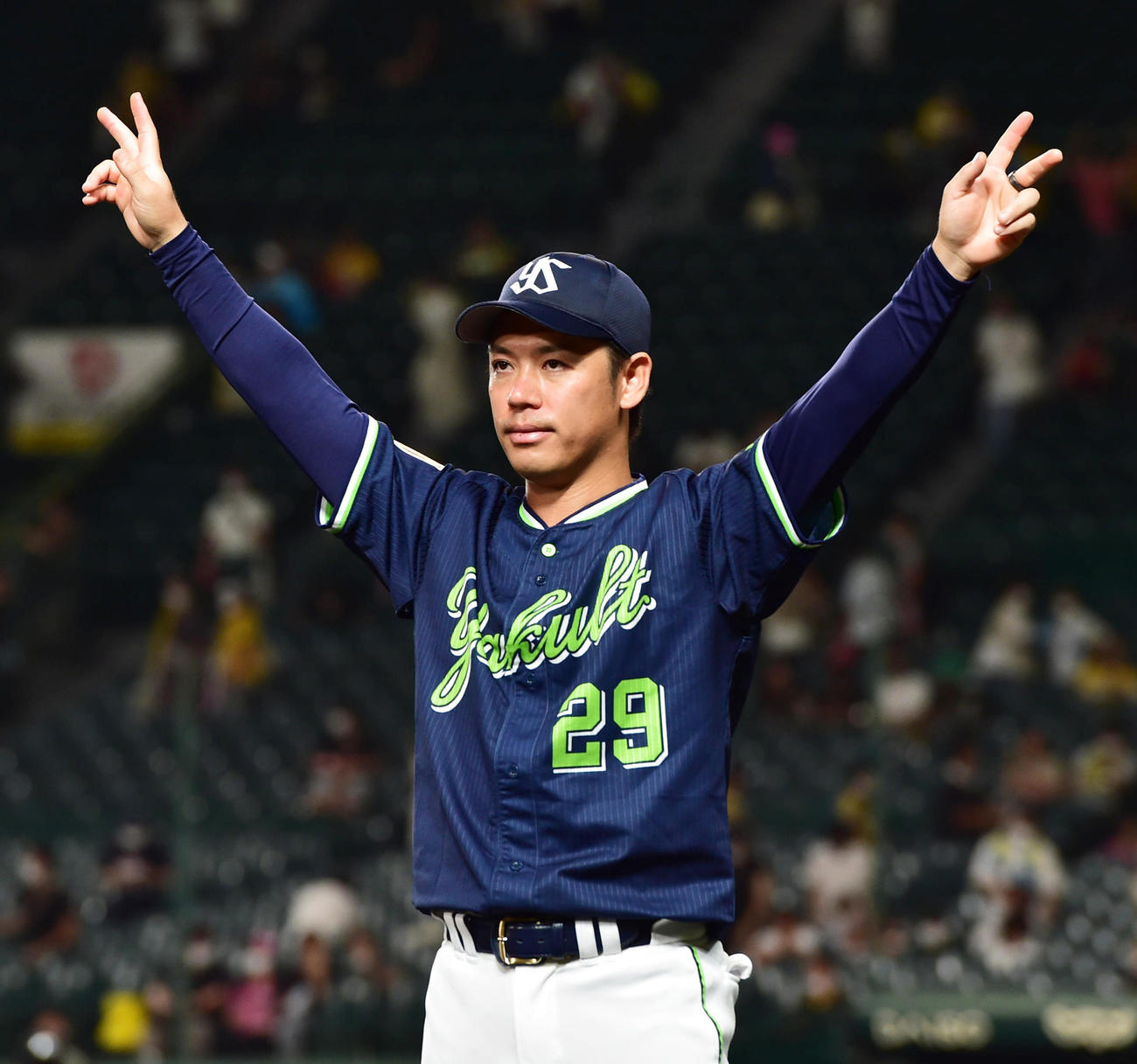 阪神対ヤクルト　勝利投手となりファンに手を振るヤクルト小川（撮影・清水貴仁）