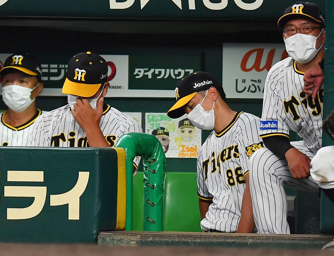 阪神対ヤクルト　9回裏阪神1死二塁、大山が三振に倒れ落胆する矢野監督（右から2人目）（撮影・清水貴仁）
