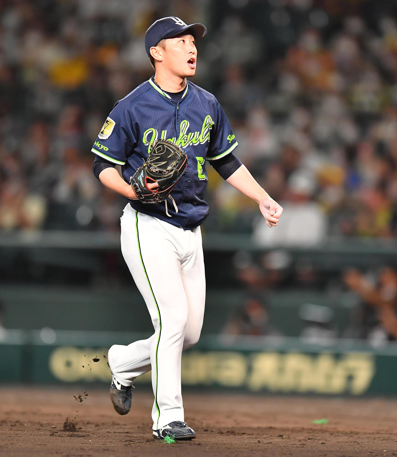 阪神対ヤクルト　8回裏阪神1死一、二塁、中野を二ゴロ併殺に抑えガッツポーズをみせる久保（撮影・清水貴仁）