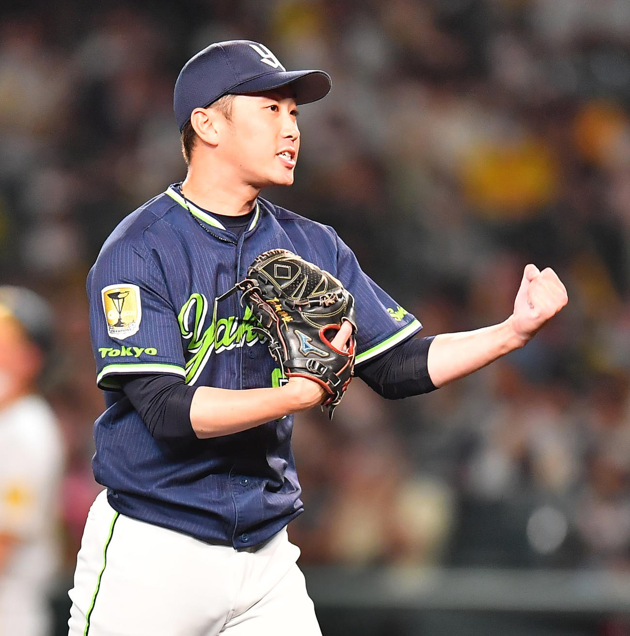 阪神対ヤクルト　8回裏阪神1死一、二塁、中野を二ゴロ併殺に抑えガッツポーズをみせる久保（撮影・清水貴仁）