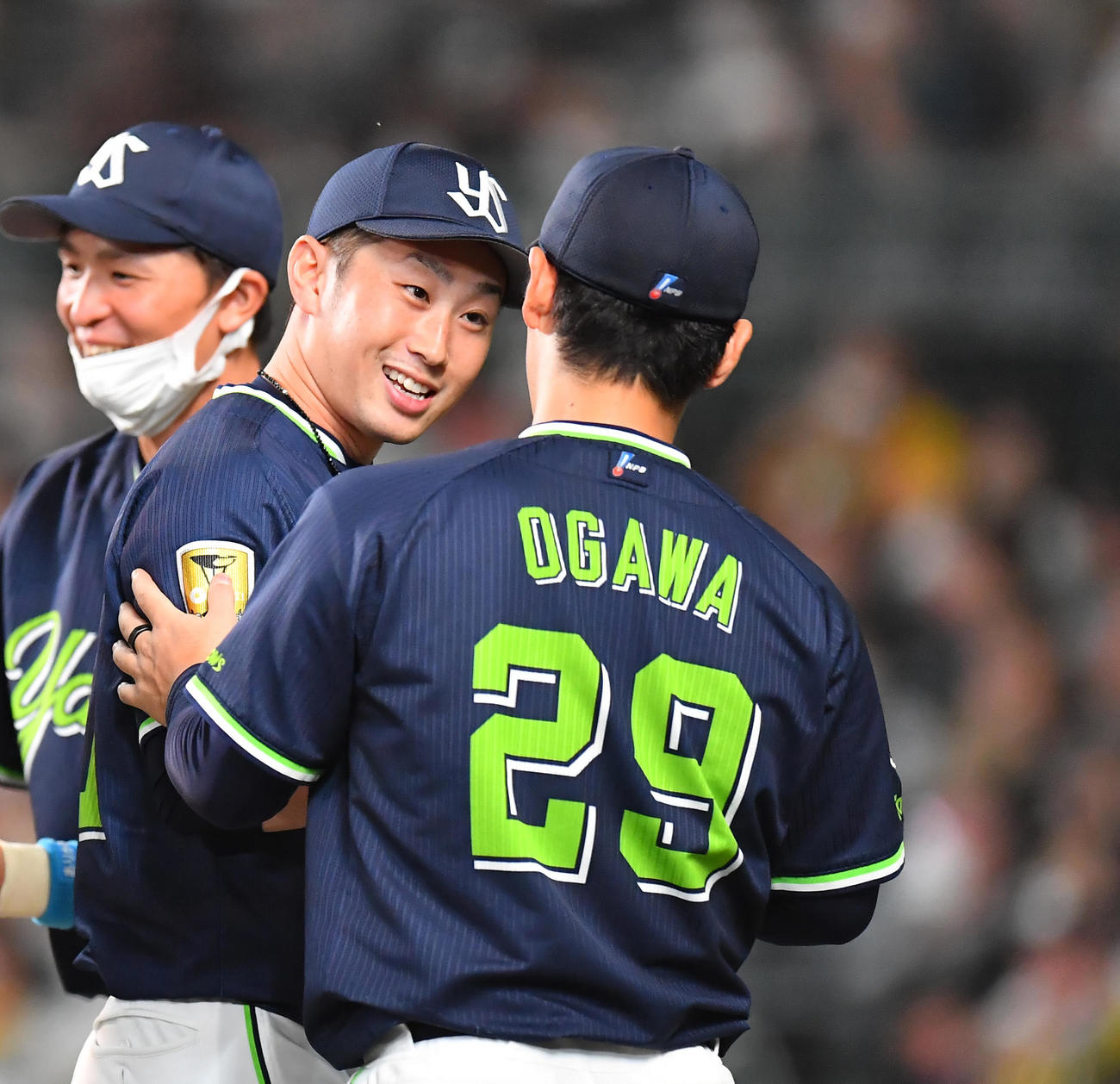 阪神対ヤクルト　8回裏阪神1死一、二塁、ピンチに登板し中野を二ゴロ併殺に抑える久保（中央）。手前は小川（撮影・清水貴仁）