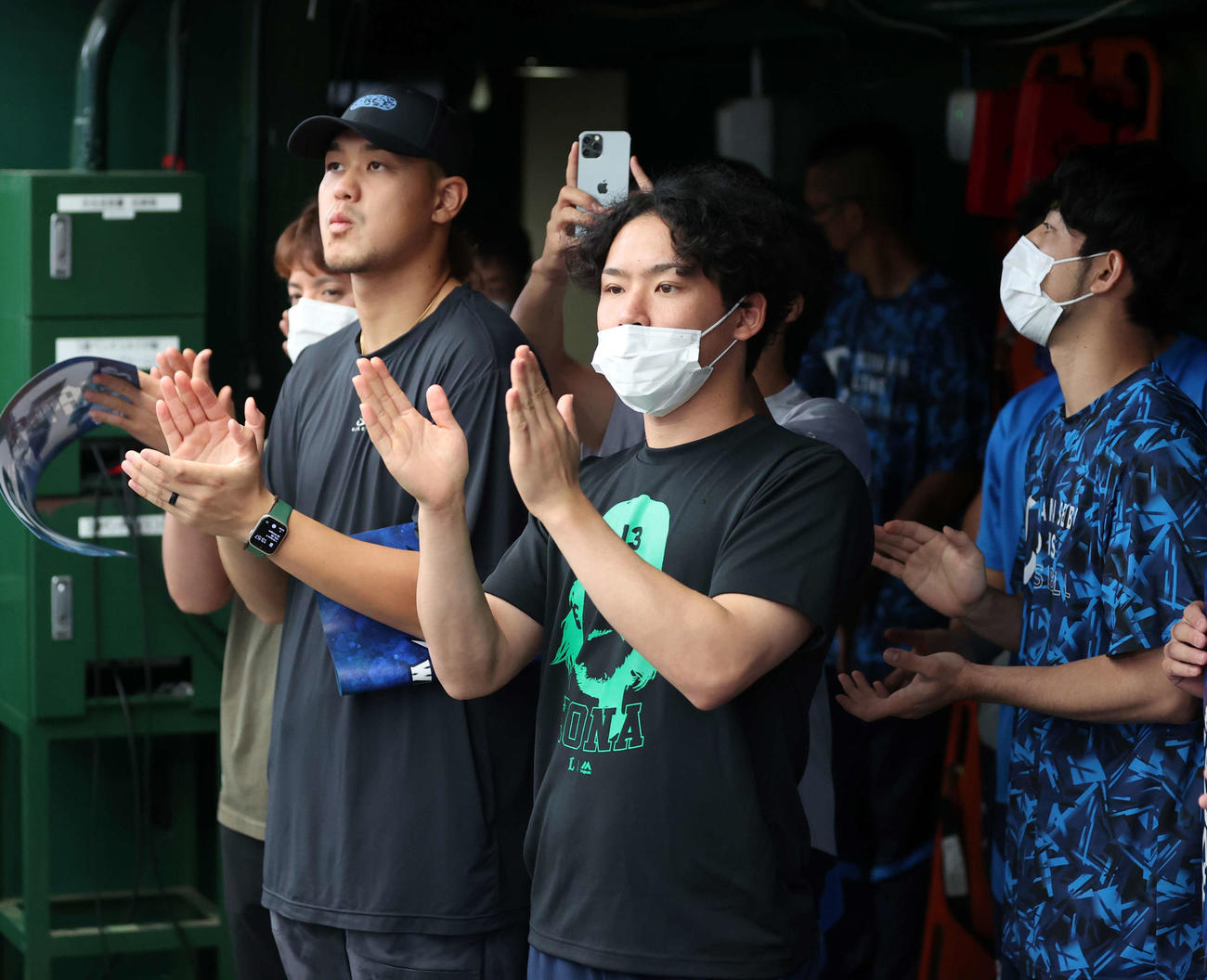 西武対楽天　最後の登板に向かう西武先発の内海をベンチ横から拍手で見送る高橋（左）ら西武投手陣（撮影・浅見桂子）