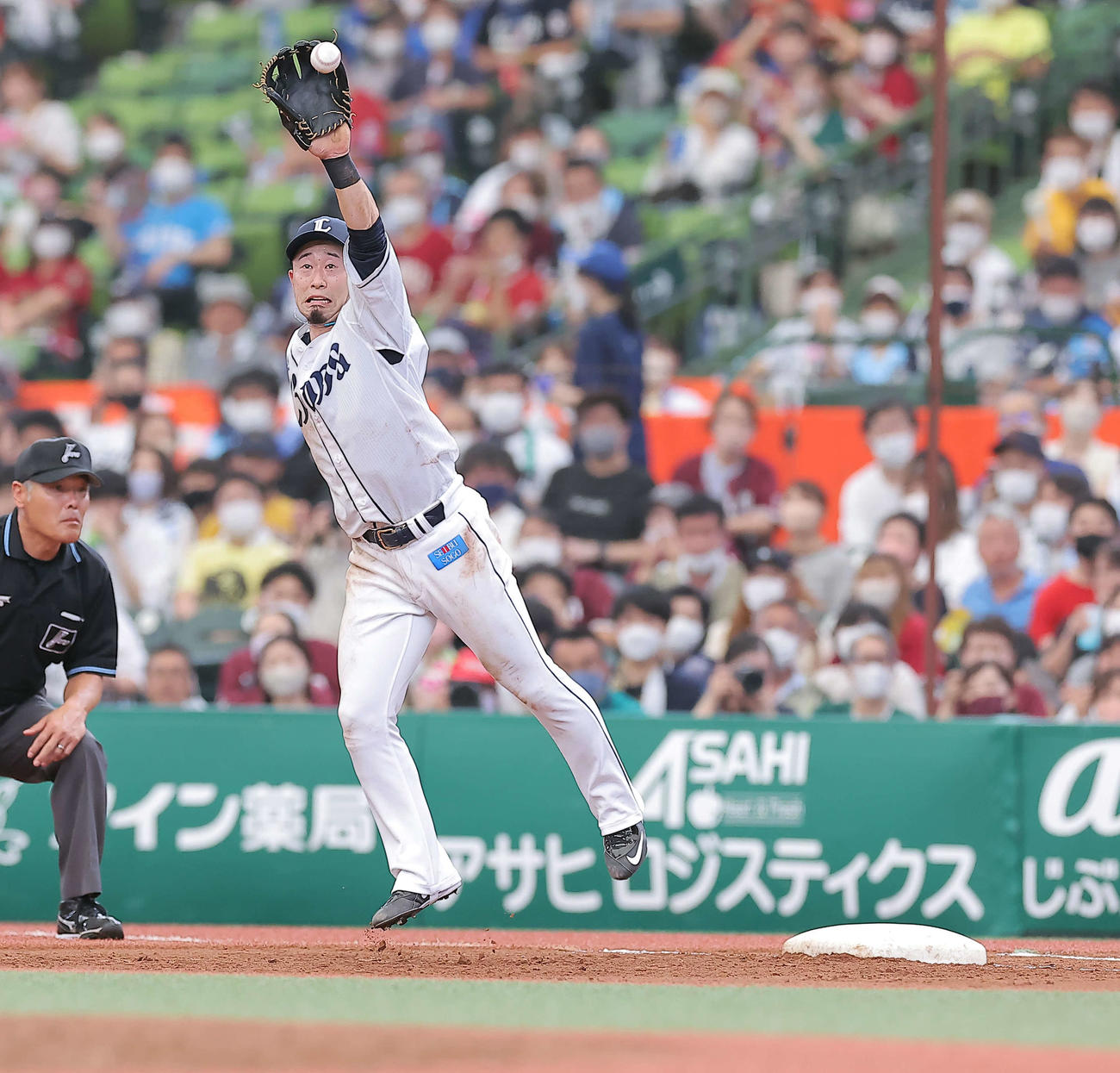 西武対楽天　3回表楽天無死一、二塁、岡島の打球をエンスが一塁悪送球し、必死で飛び付く外崎だが出塁を許す（撮影・浅見桂子）