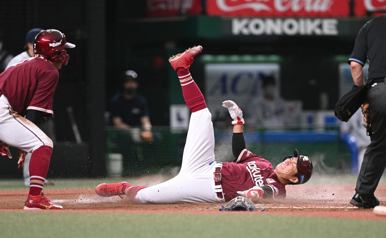 西武対楽天　7回表楽天2死一、二塁、小深田の2点適時二塁打から生還する二走岡島（右）（撮影・滝沢徹郎）